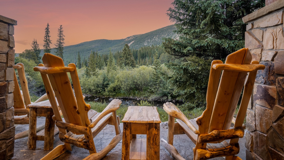 Quiet, sunset views with the Blue River in the backyard