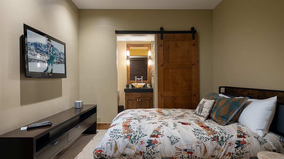 Bedroom 5, Main Level - Full bed