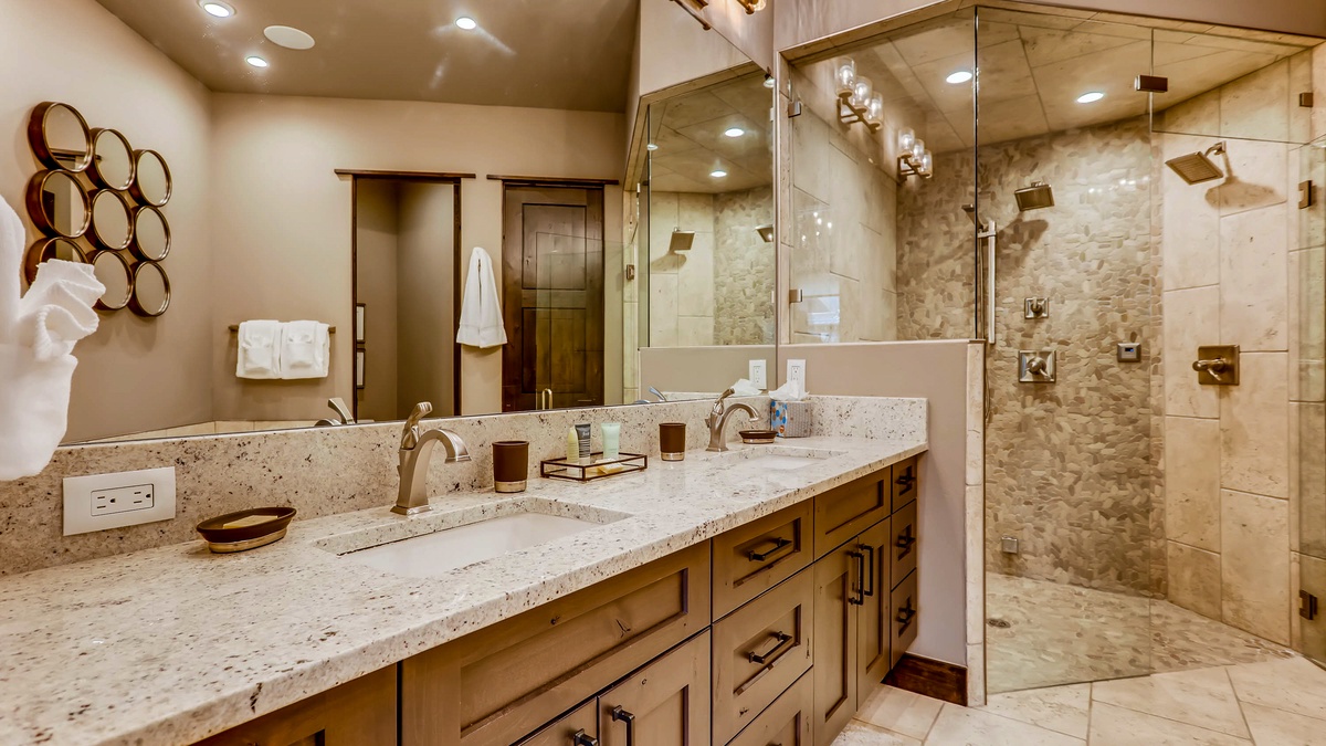 Bedroom 1, Upper Level - Primary ensuite