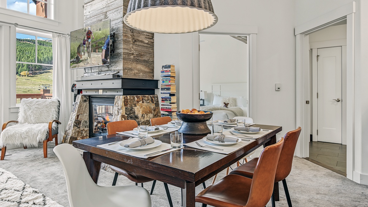 Dining Area in Summer, Main Level - Table with seating for 6