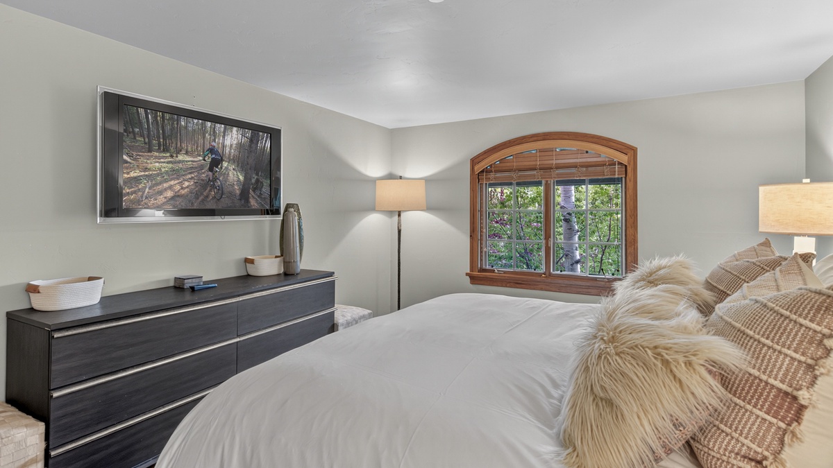 Bedroom 4, Lower Level - King bedroom