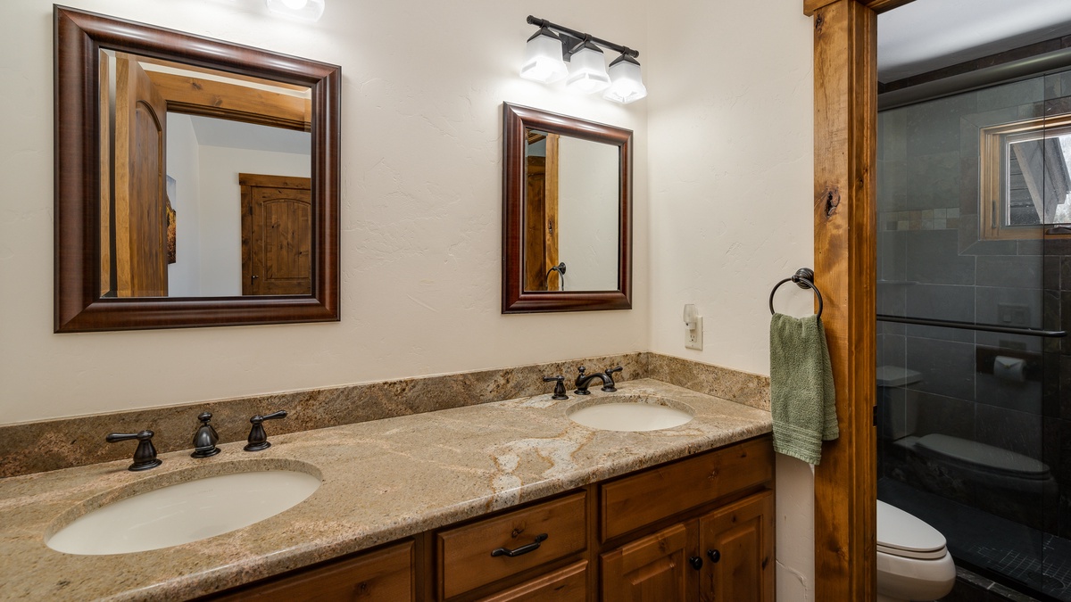 Bedroom 4, Upper Level - Queen suite 2 ensuite, upper level