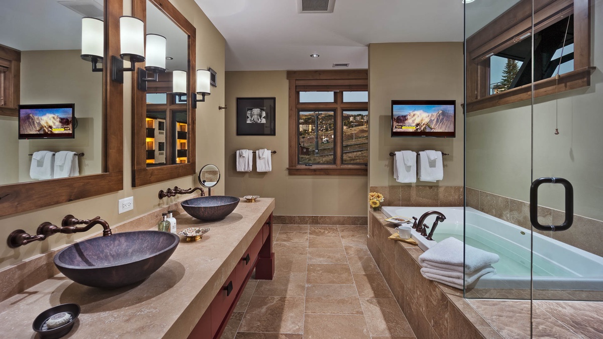 Bedroom 1, Main Level - Primary ensuite