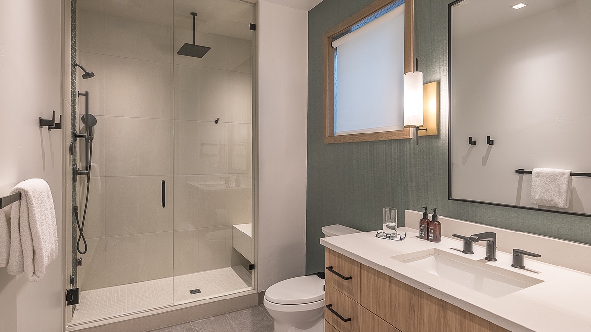 Bedroom 2, Mid-Level - Riverlight Lodge junior king ensuite