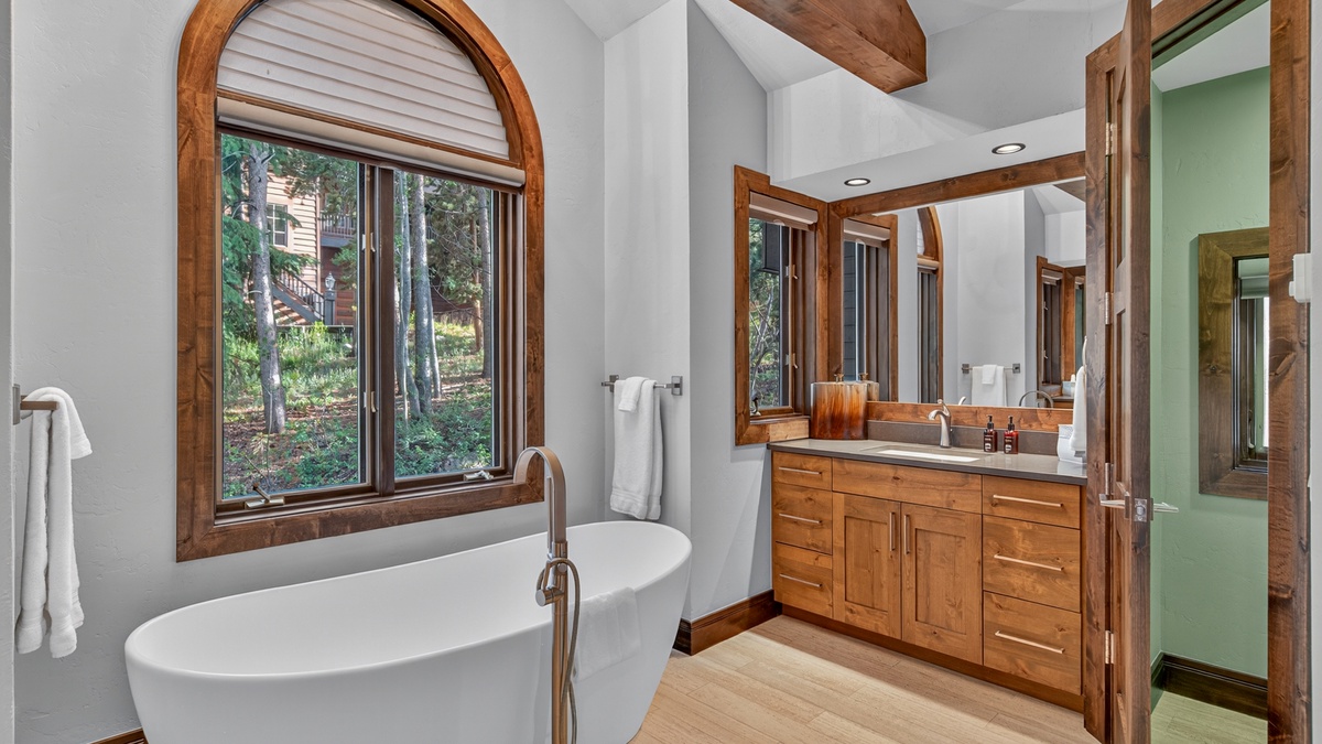 Bedroom 1, Main Level - Primary ensuite bathtub