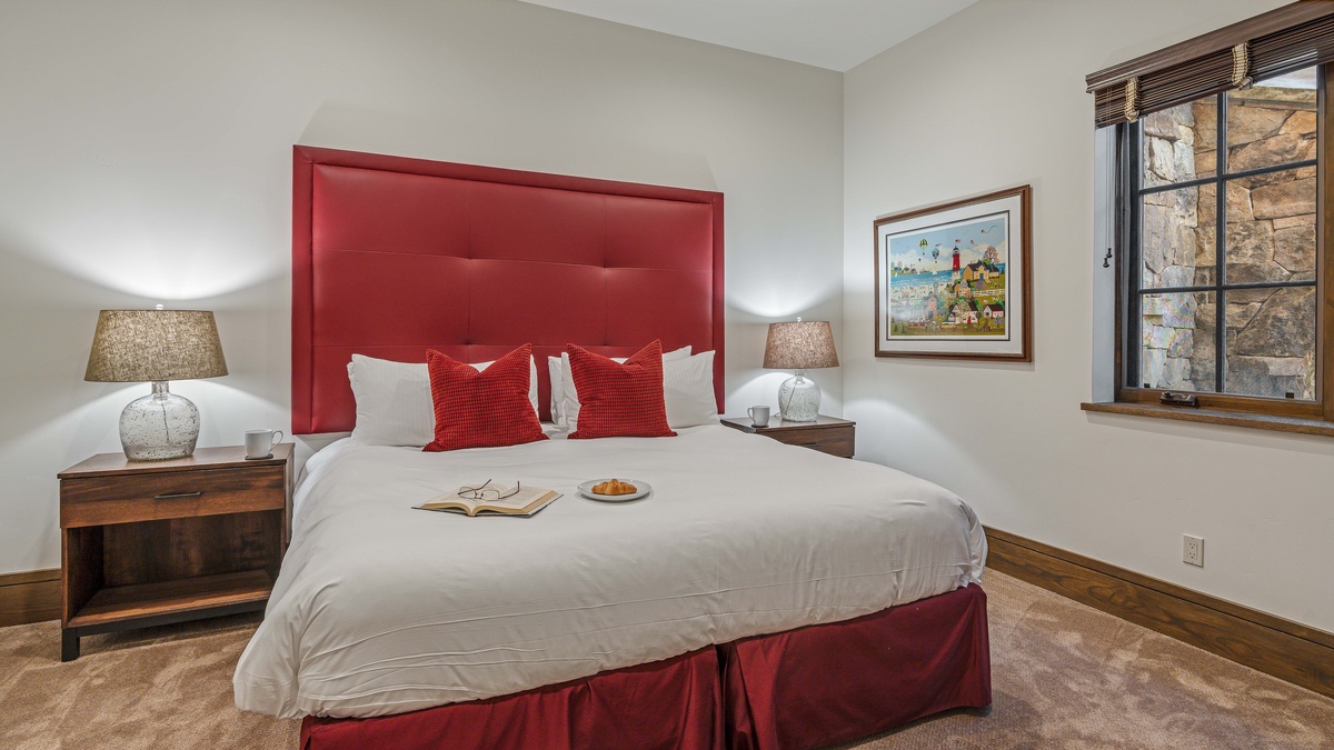 Split king/Twin XL suite on middle level