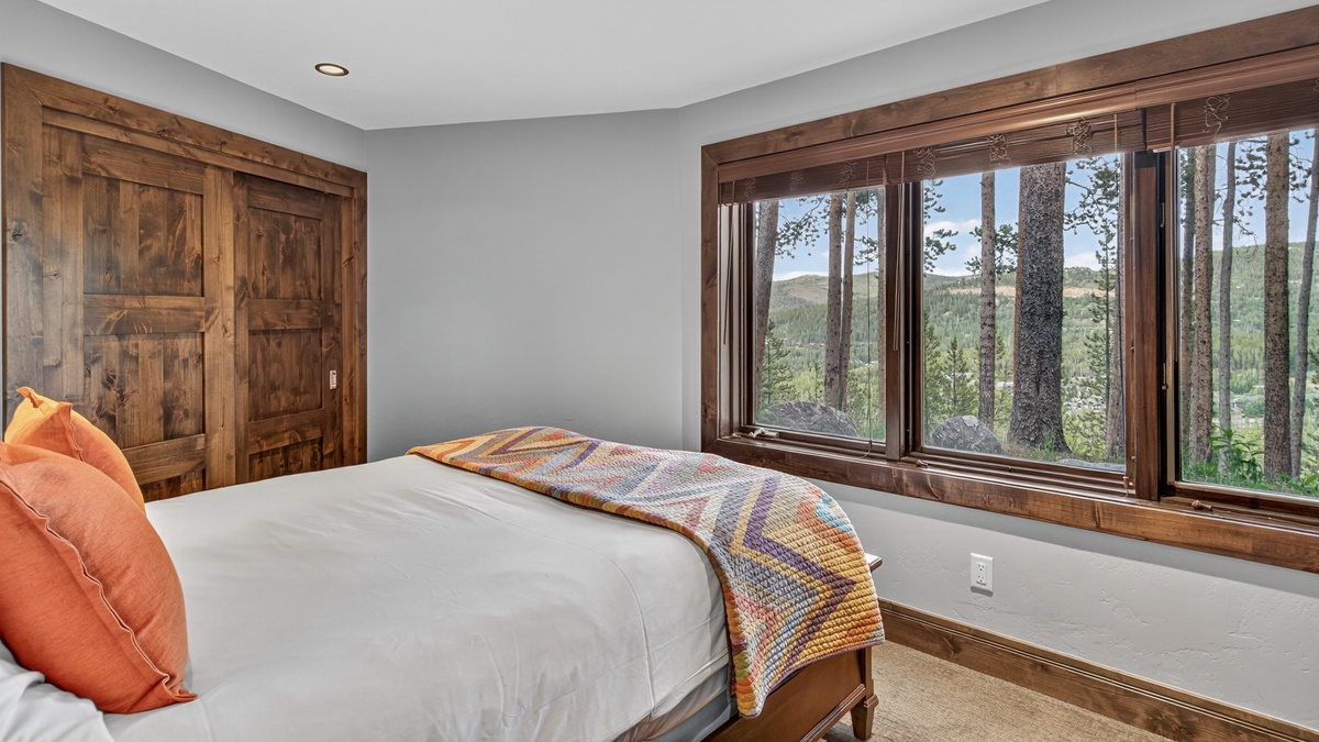 Bedroom 2, Lower Level - Queen bedroom