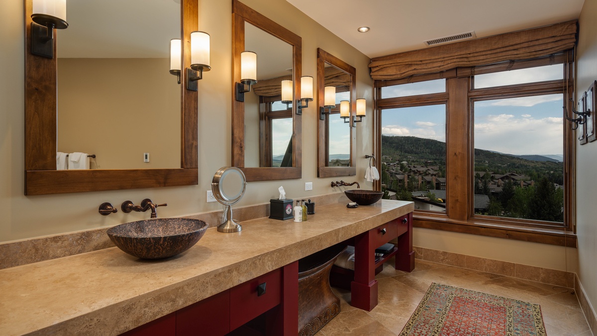 Bedroom 1, Main Level - Primary ensuite