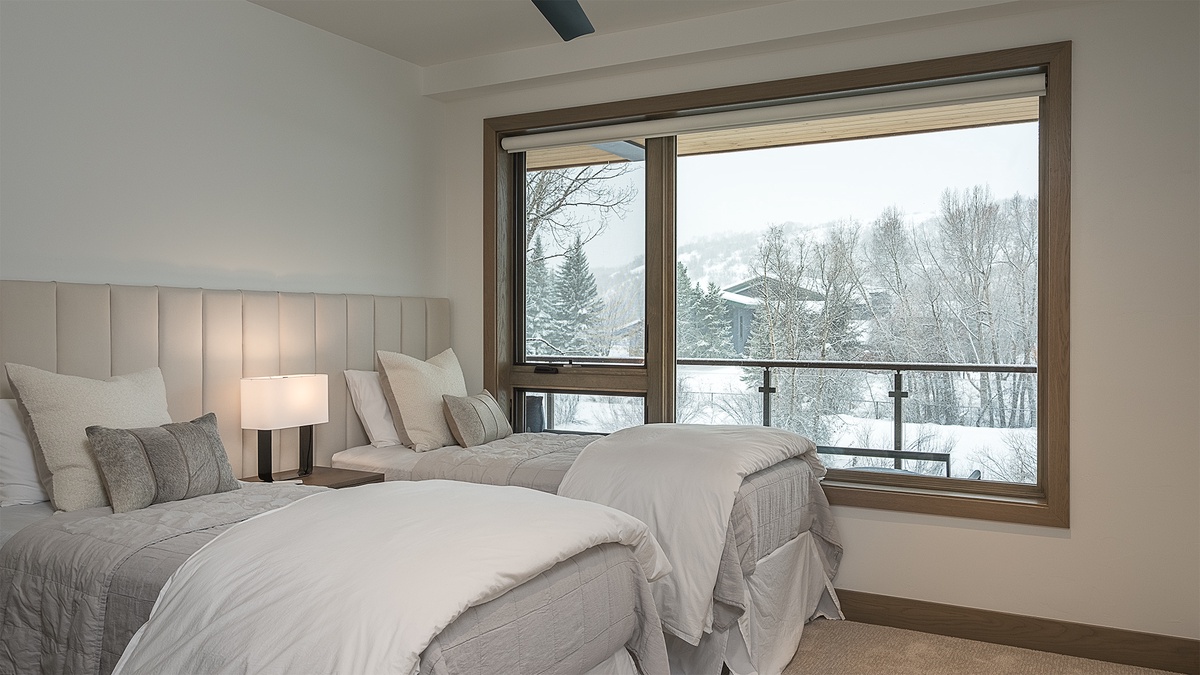 Bedroom 5, Mid-Level - Two twin beds