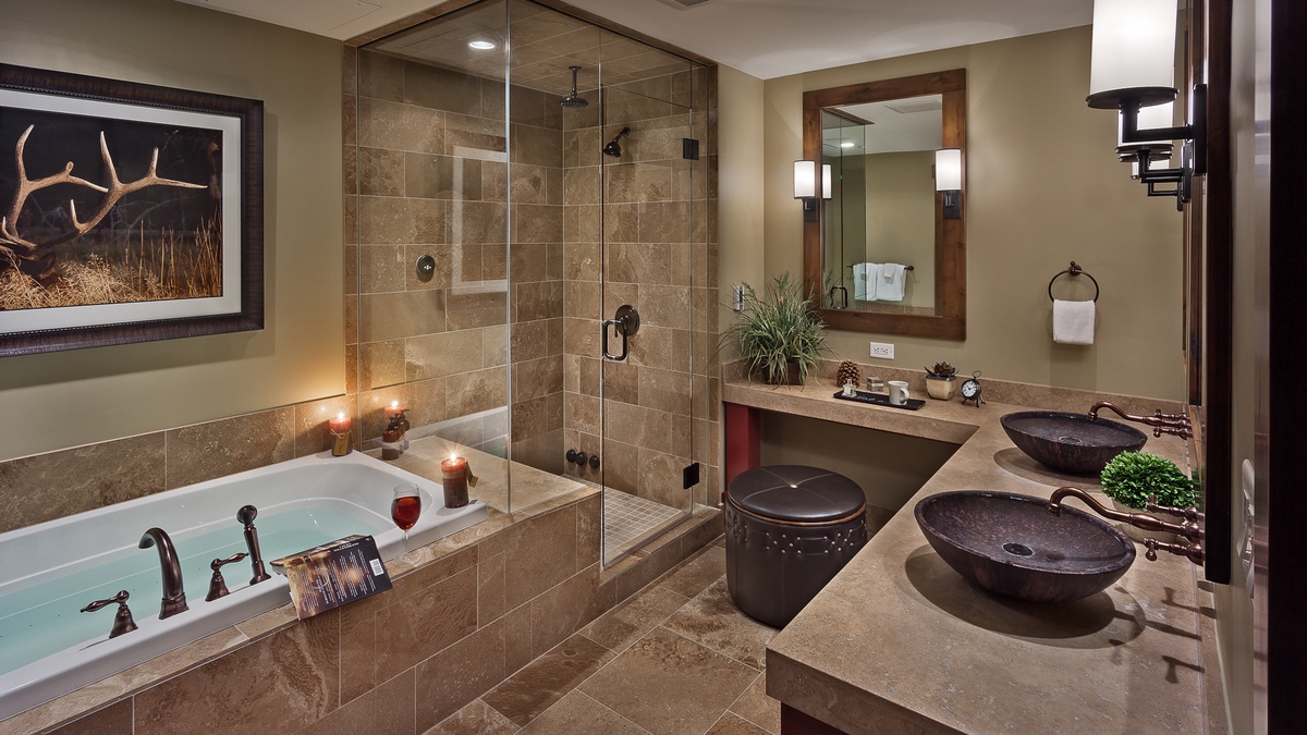 Bedroom 1, Main Level - Ensuite with soaking tub and walk-in shower
