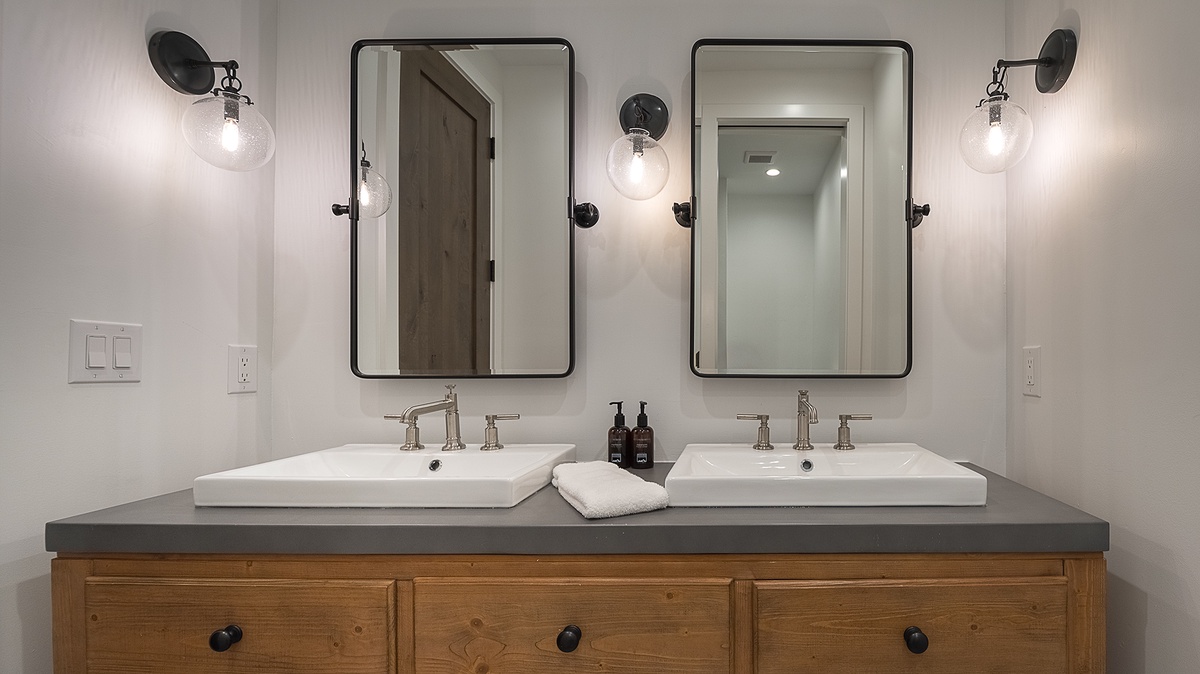 Bedroom 5, Lower Level - Ensuite with double vanity