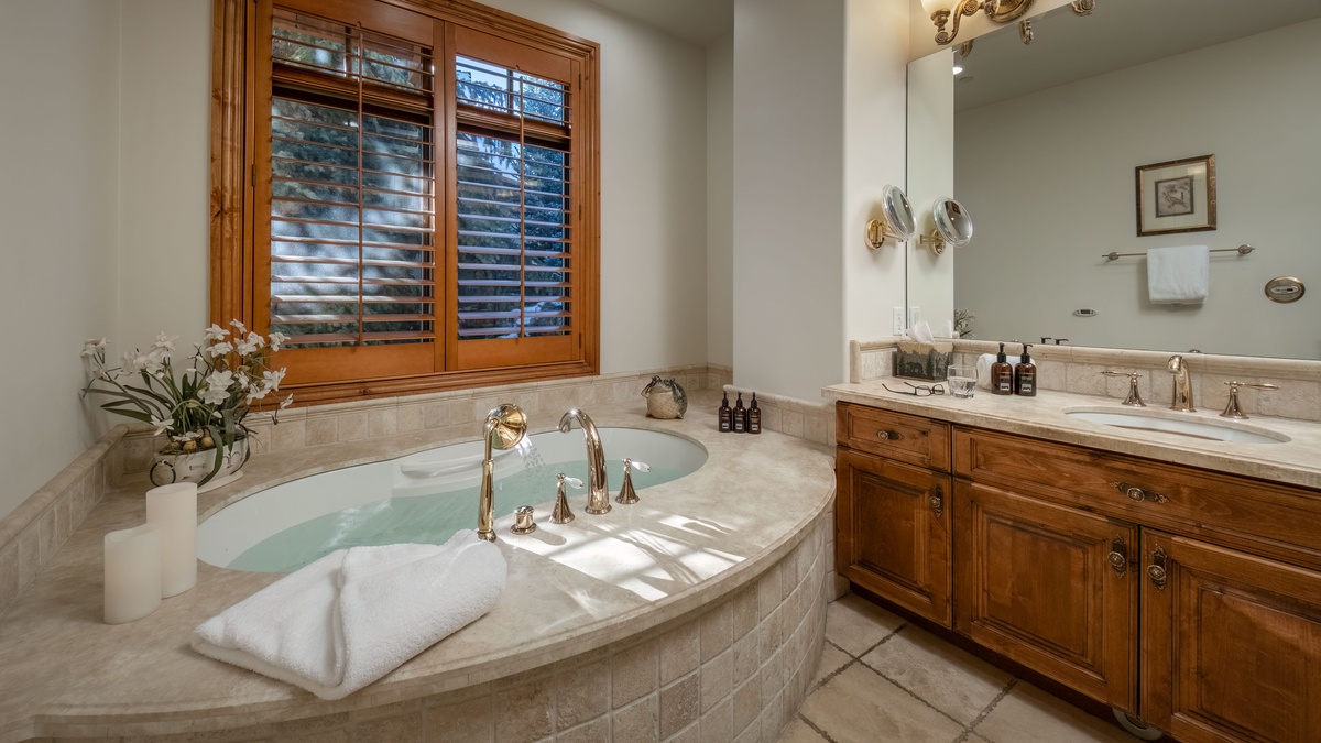 Bedroom 1, Main Level - Primary king ensuite with jacuzzi tub