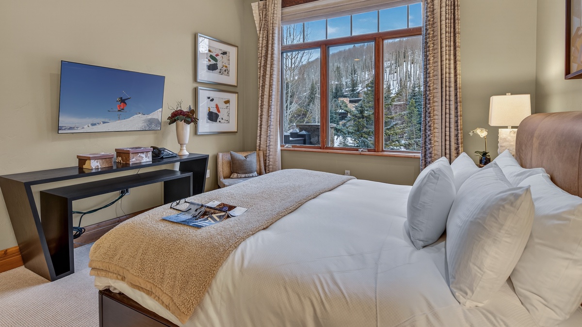 Bedroom 1, Main Level - King bed with views