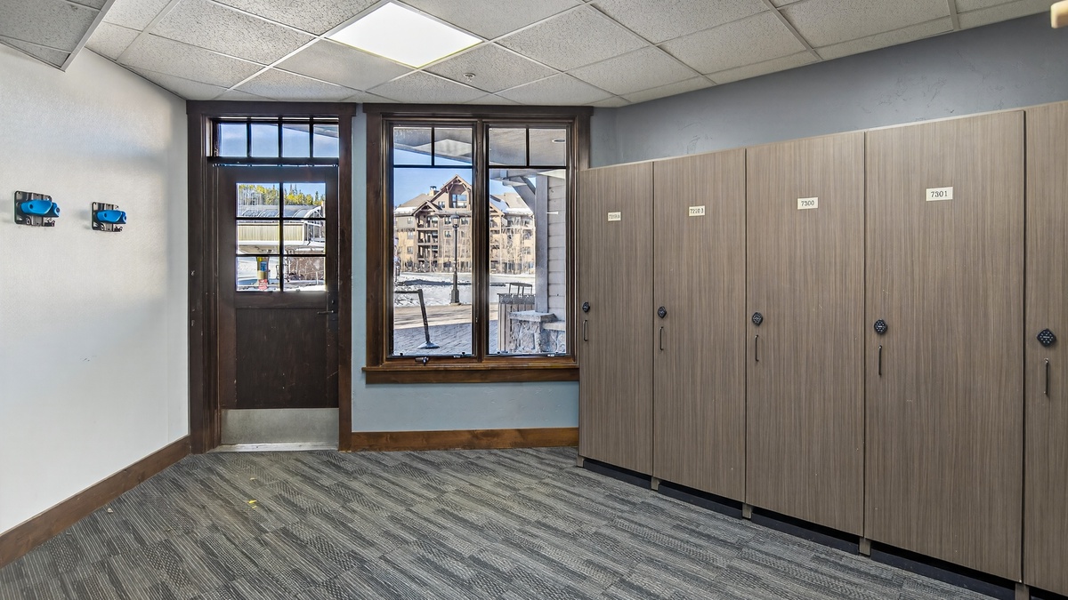 Crystal Peak Lodge: Ski Locker Room