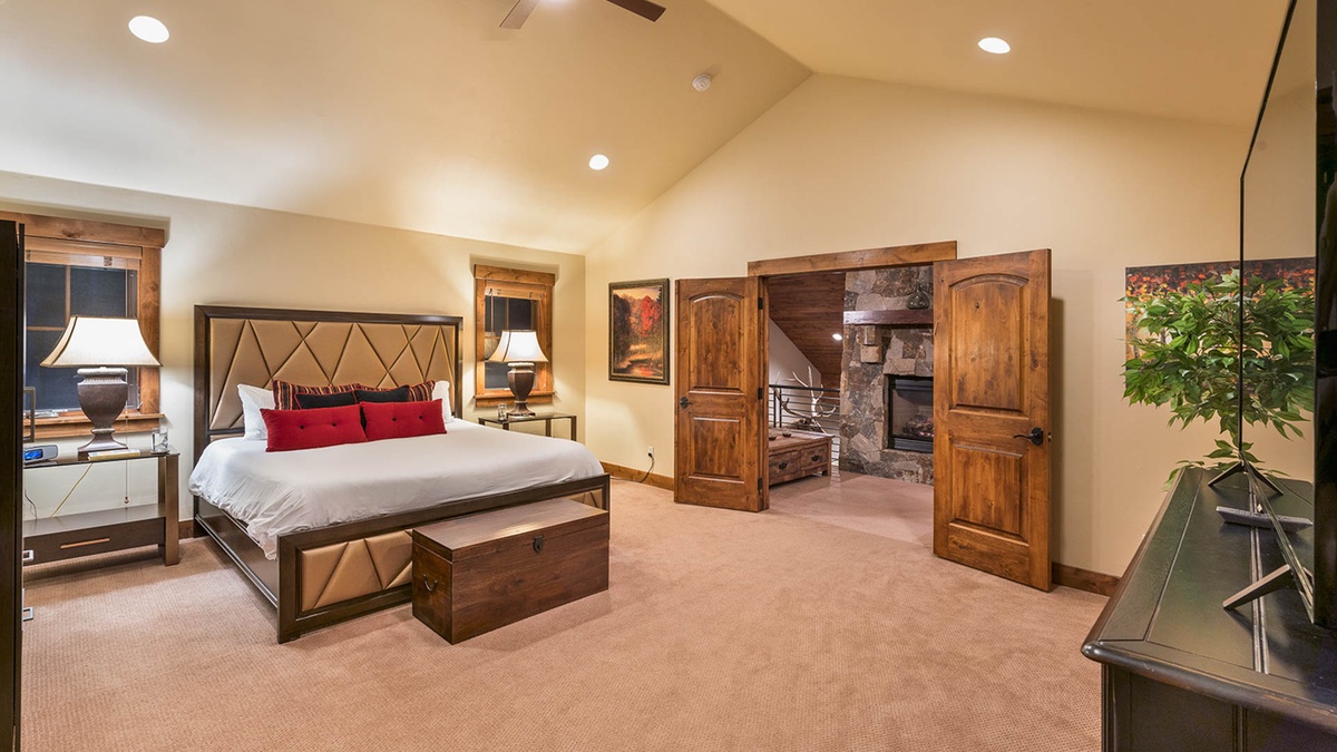 Chalet Fuego - Primary suite, upper level