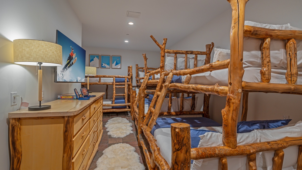 Apex Lodge North Side: Twin Bunkroom 1 Lower Level