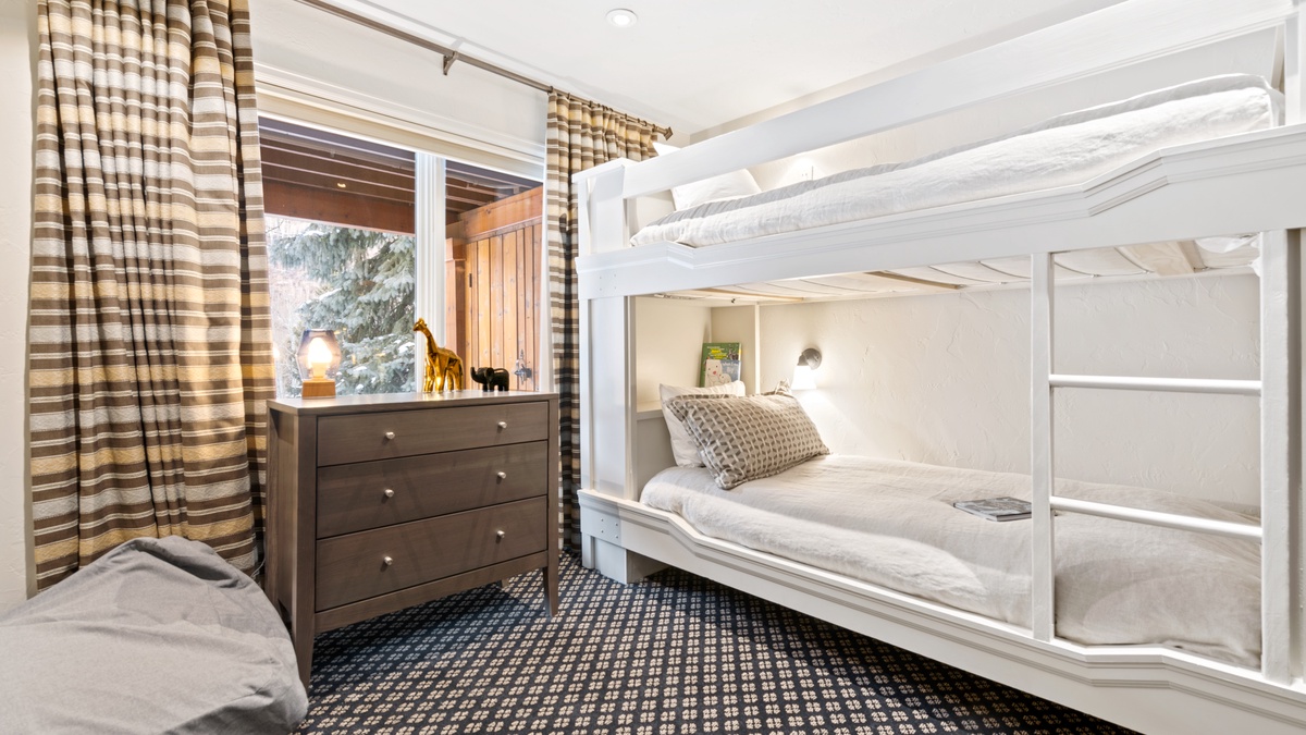 Bunk bedroom - North