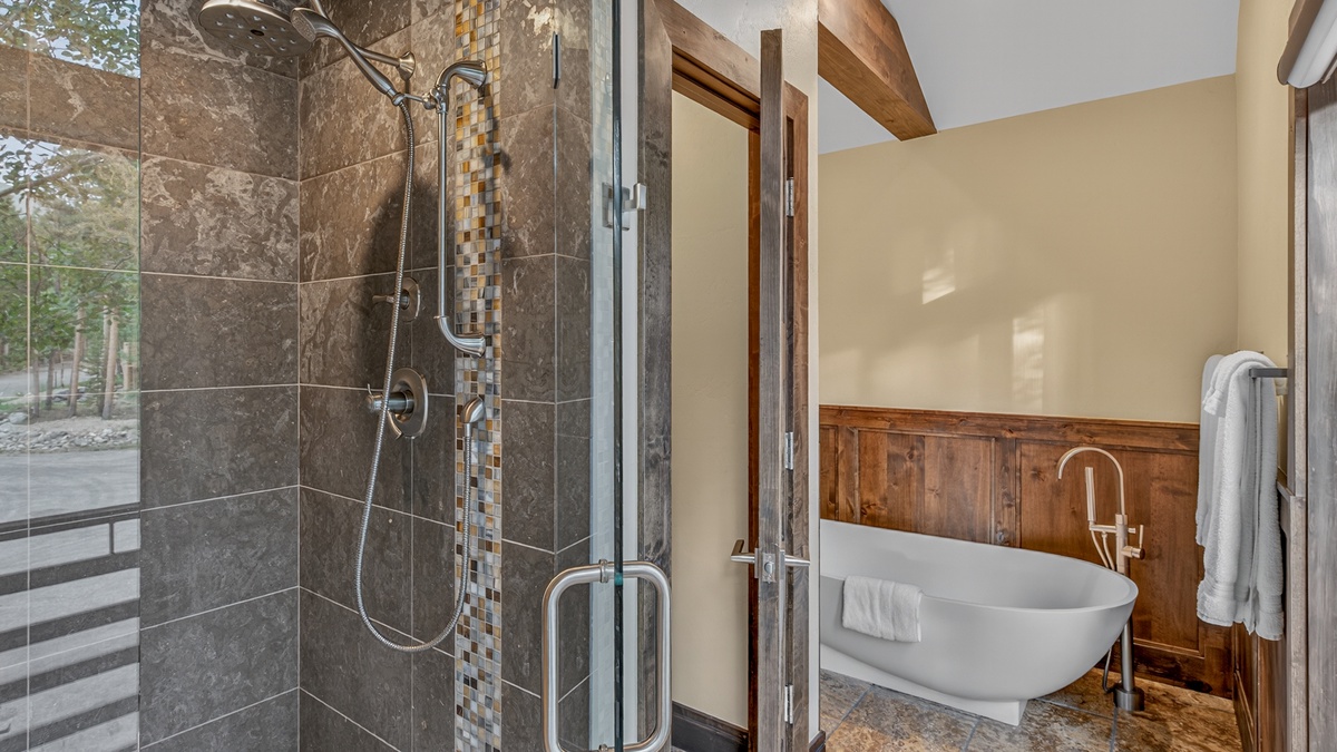 Bedroom 7, Upper Level - King ensuite with bathtub