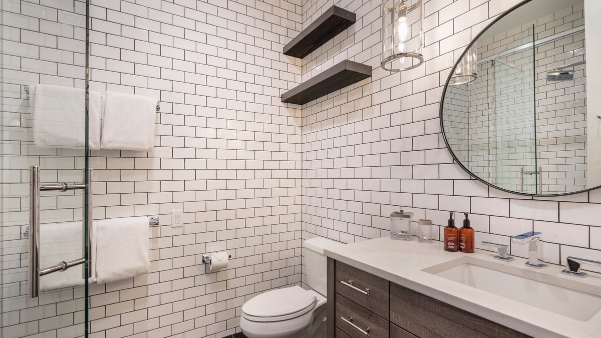 Shared Bathroom, Lower Level - Hall bath adjacent to Bedroom 4