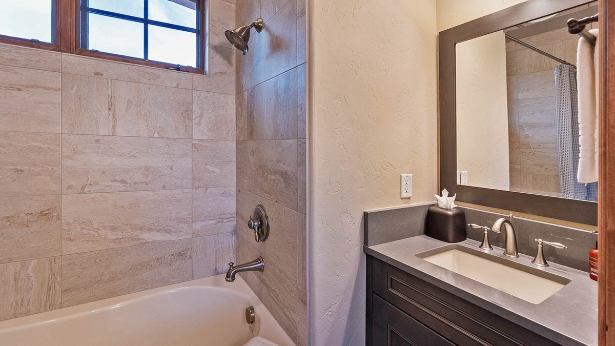 King ensuite 2, upper level