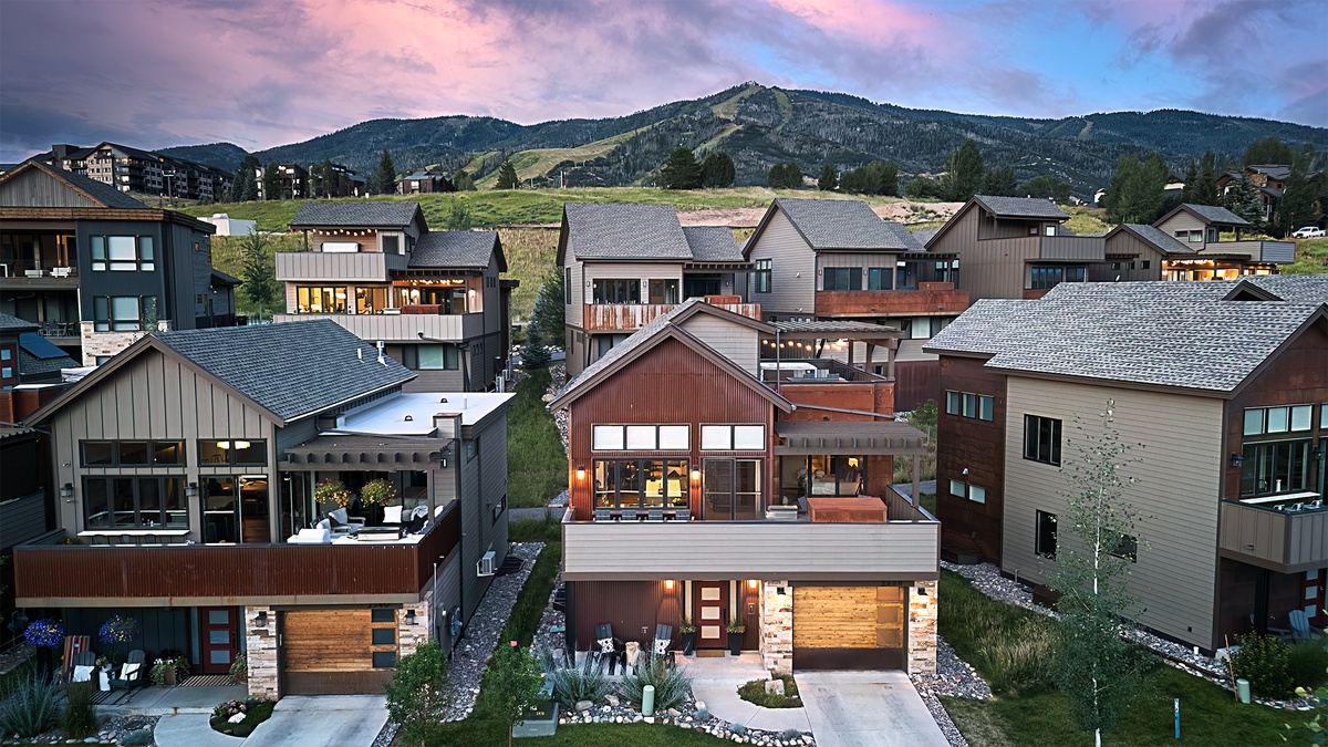 Exterior - Front exterior with mountain views