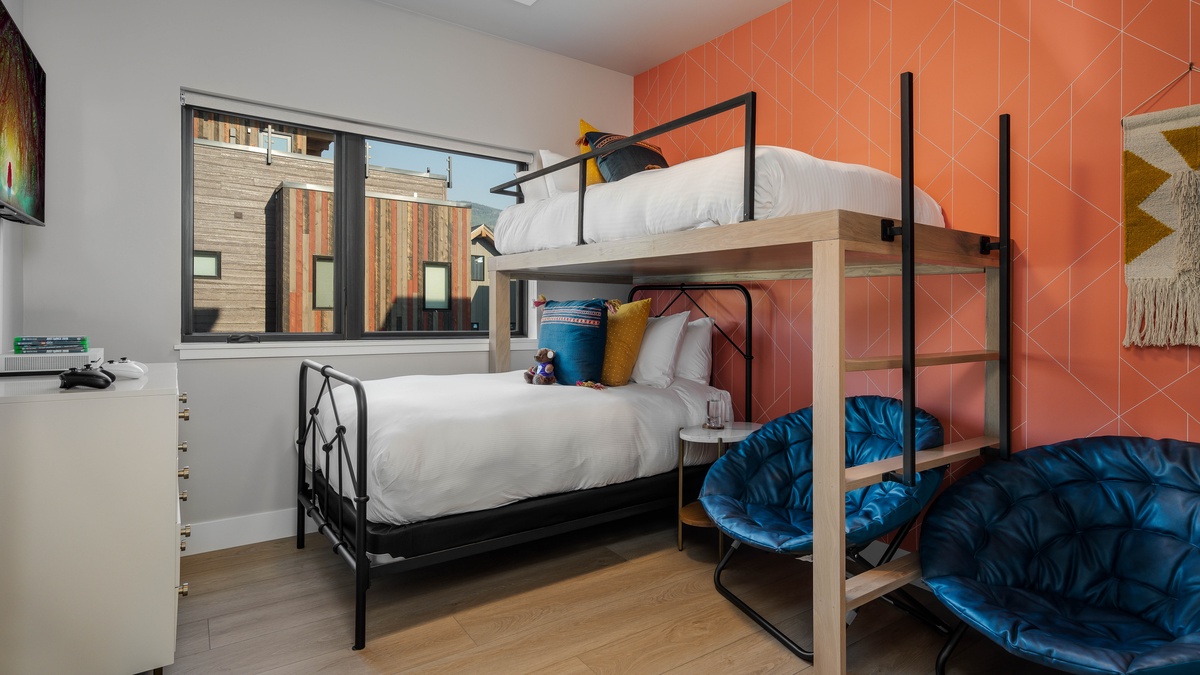 Bedroom 7, Upper level, Borough House - Twin-over-twin bunk bed, sharing a jack-and-jill bathroom with the other bunk room