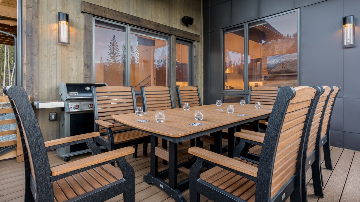 Main level deck with grill