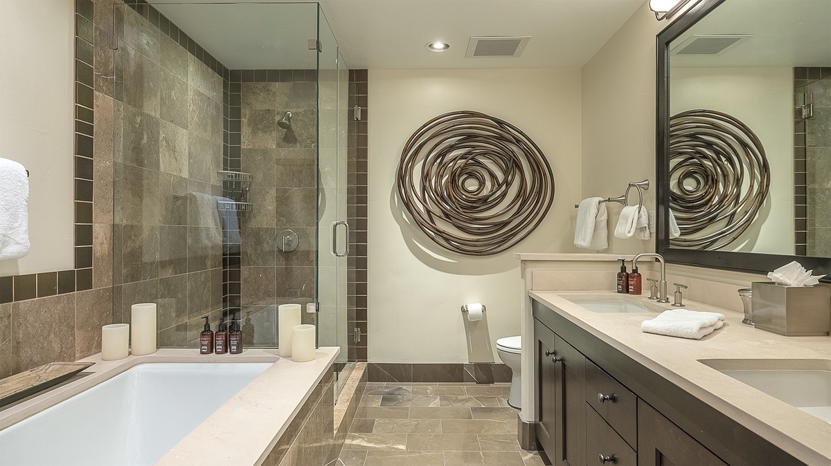 Bedroom 2, Main Level - Ensuite with bathtub and walk-in shower