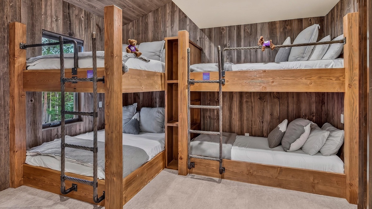 Epic Retreat bunk room with queen-over-queen and twin-over-twin bunk beds