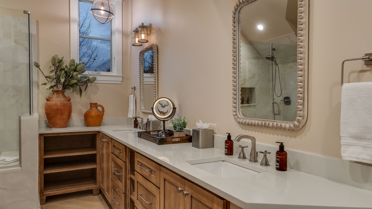 Bedroom 1, Upper Level - Primary ensuite on upper level