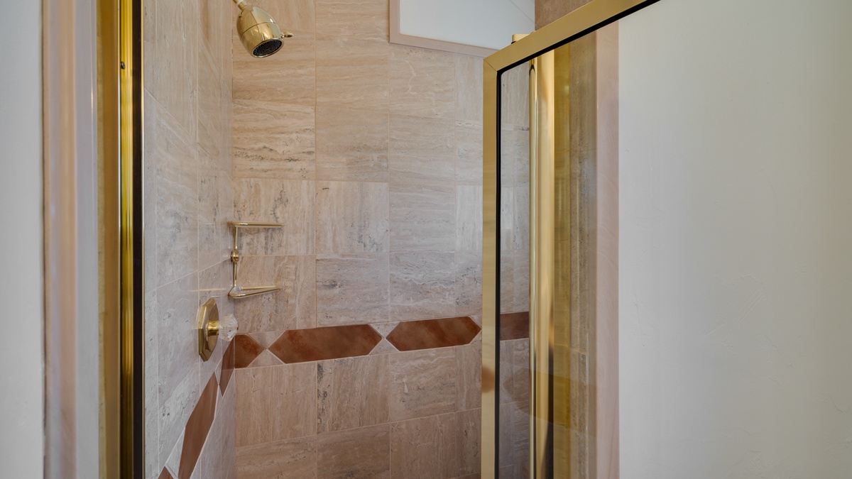 Bedroom 3, Upper Level - Queen ensuite shower