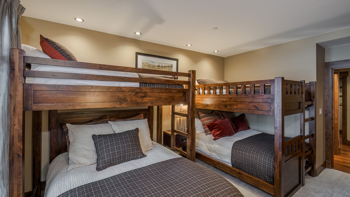 Bedroom 4, Main Level - Bunkroom with twin-over-twin and twin-over-queen bunk beds