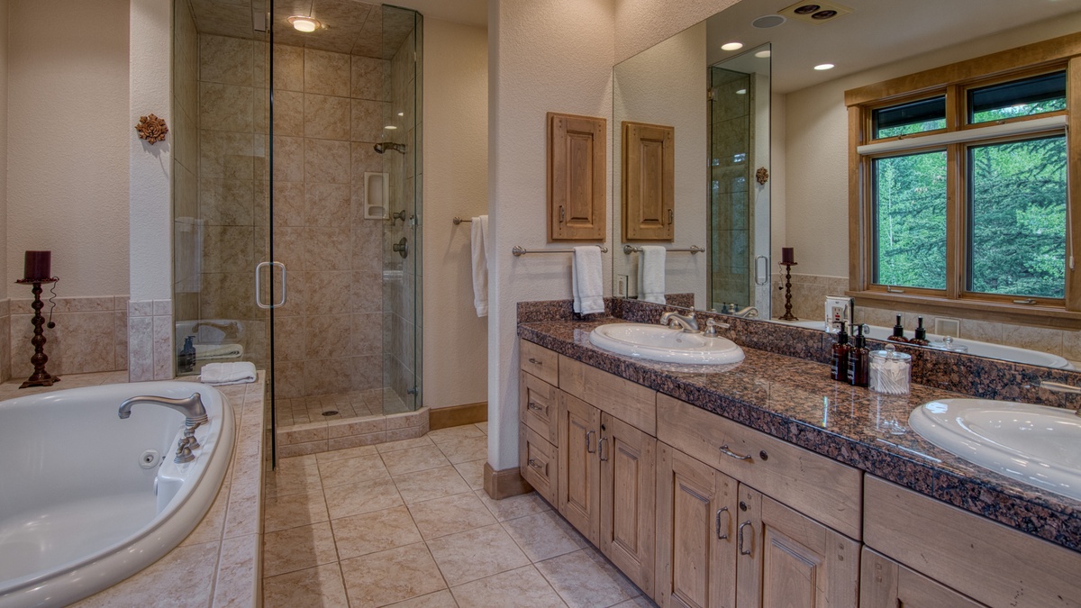 Bedroom 1, Main Level - Primary ensuite