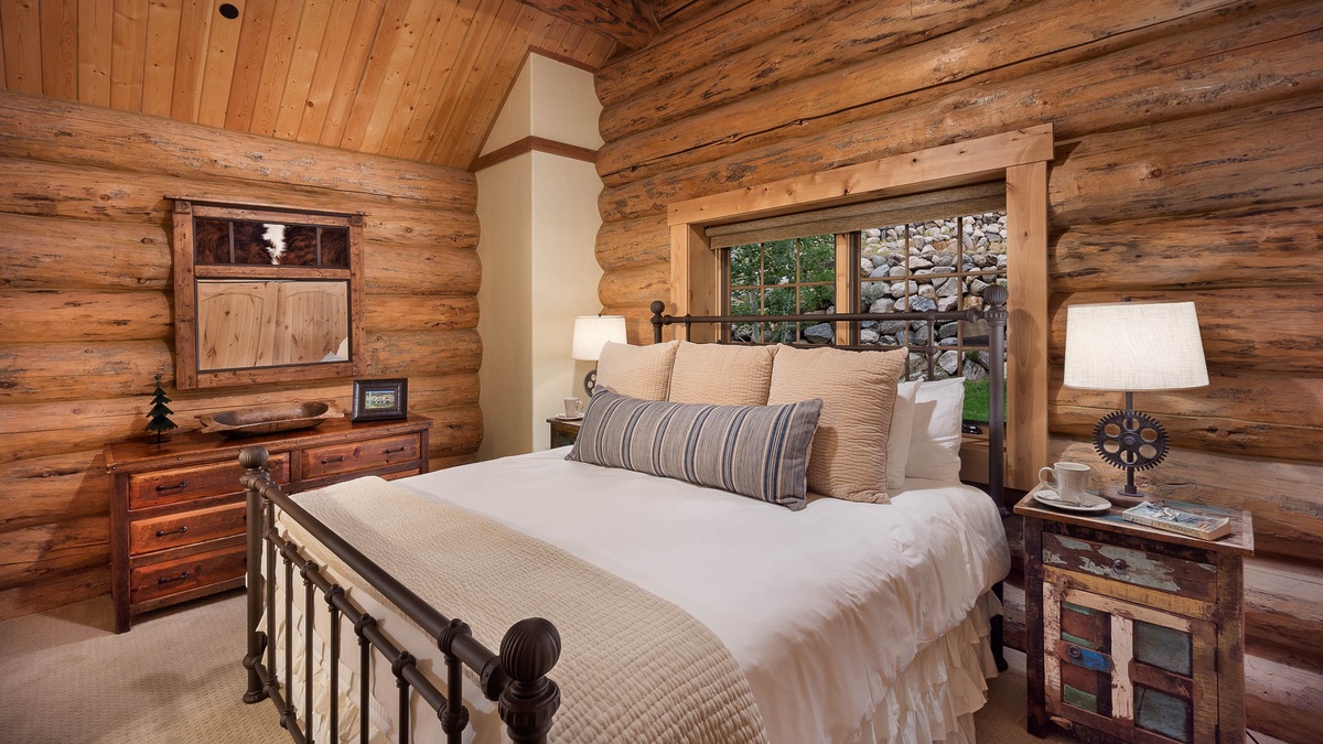 King suite 1, upper level, north side