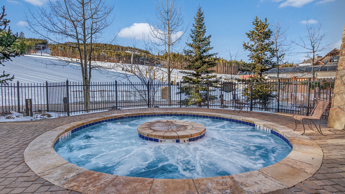 Crystal Peak Lodge: Community hot tub