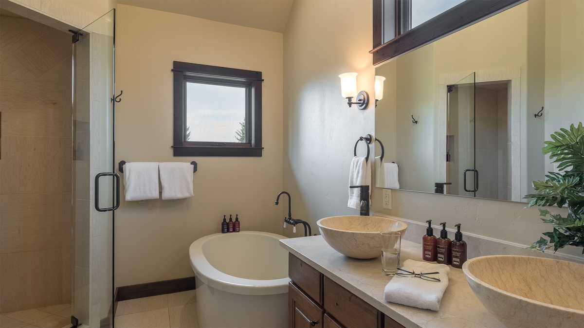 Shared upper level ensuite