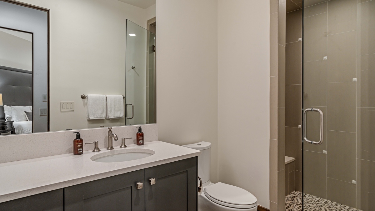 Shared bath on mid-level