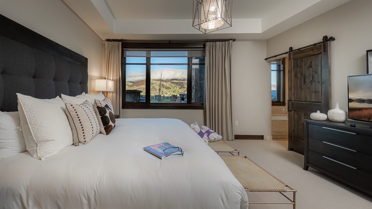 Bedroom 1, Main Level - Primary king suite