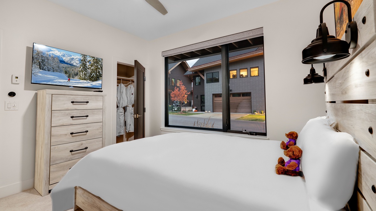 Bedroom 4, Lower Level - Queen suite