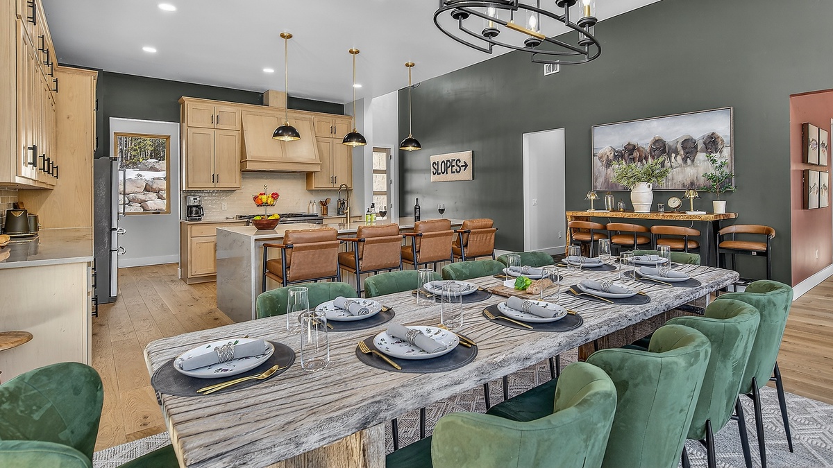 Dining Area, Main Level - Spacious table seating for 10