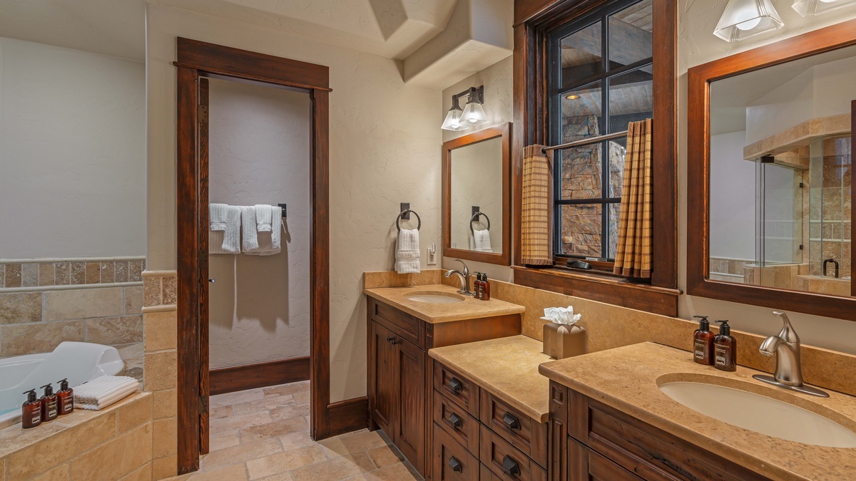 Bedroom 2, Lower Level - King ensuite