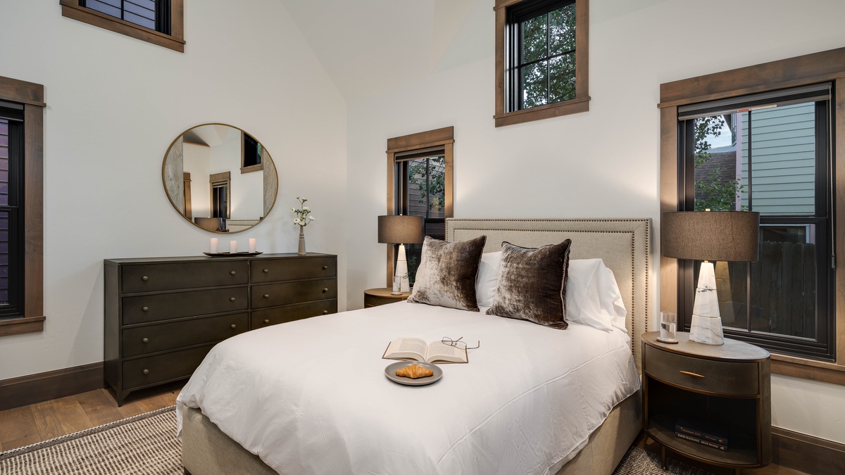 Bedroom 1, Main Level - Primary queen suite on main level