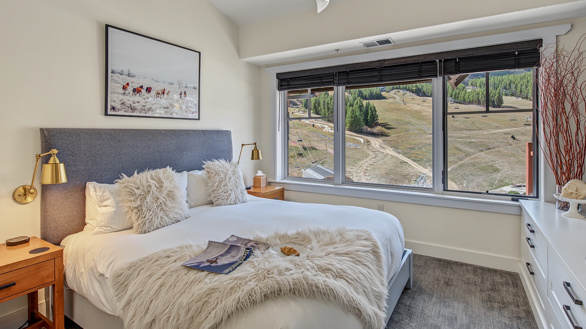 Bedroom 1, Main Level - Primary king bedroom with views