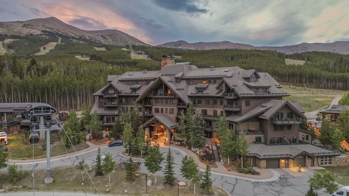 Crystal Peak Lodge: Exterior