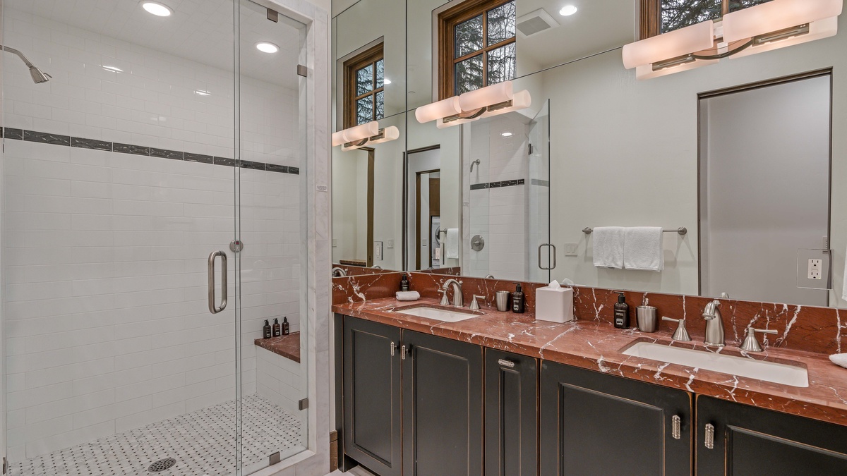 King ensuite on main level