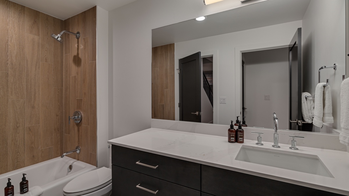 Shared Bathroom, Lower Level - Shared bathroom adjacent to bedrooms 3 & 4