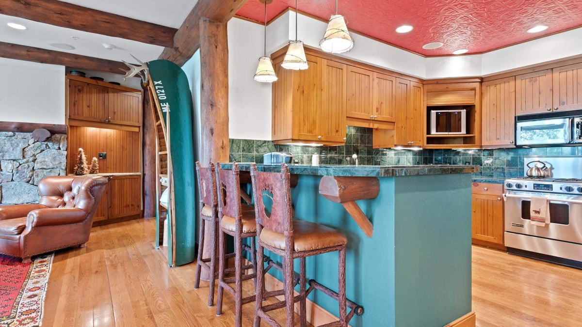Kitchen with breakfast bar
