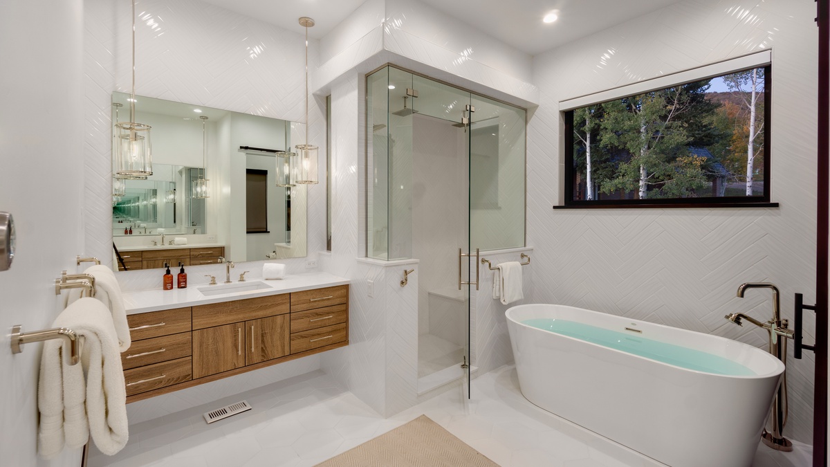 Bedroom 1, Main Level - Primary ensuite with soaking tub