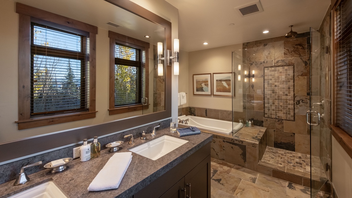 Bedroom 2, Main Level - King bedroom ensuite