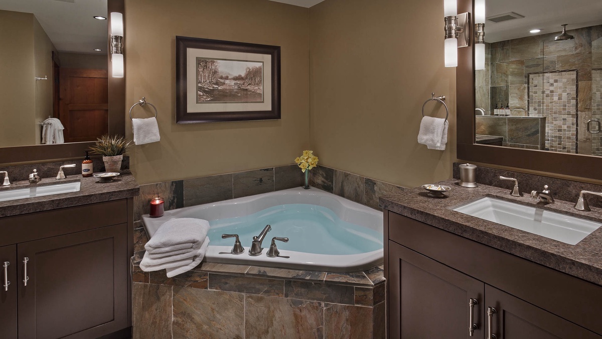 Bedroom 2, Main Level - King ensuite